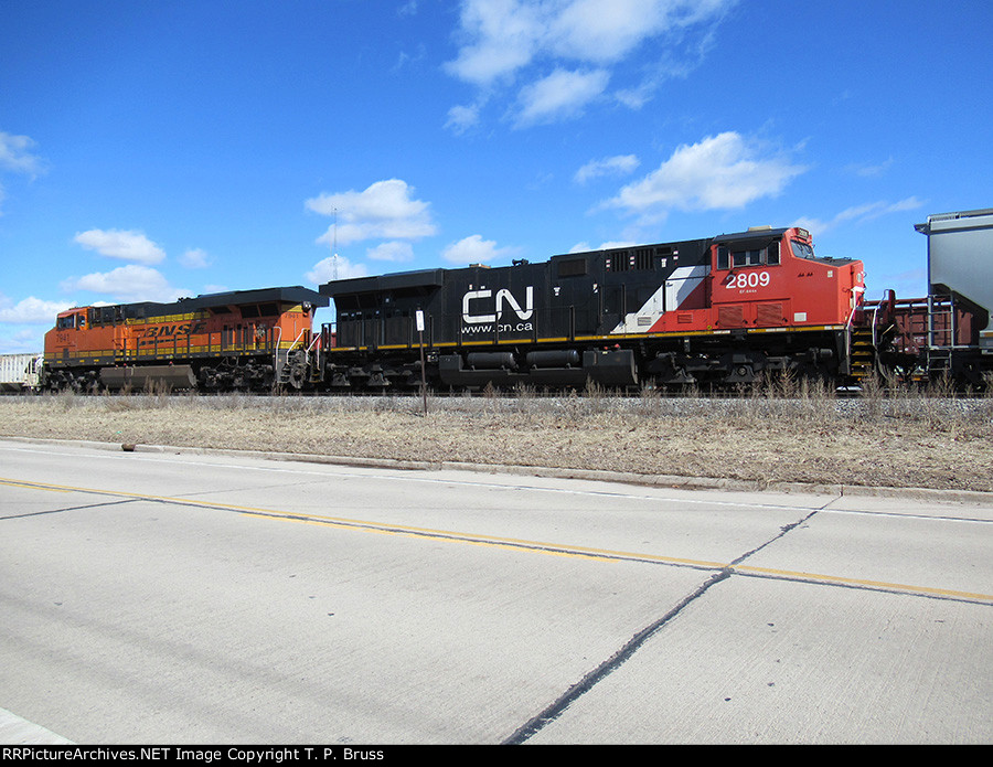 BNSF 7941 and CN 2809